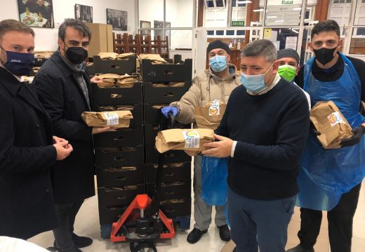 Gonzalo Trenor e Diego Calvo participaron na entrega dos lotes de menús de Nadal a tres entidades sociais coruñesas